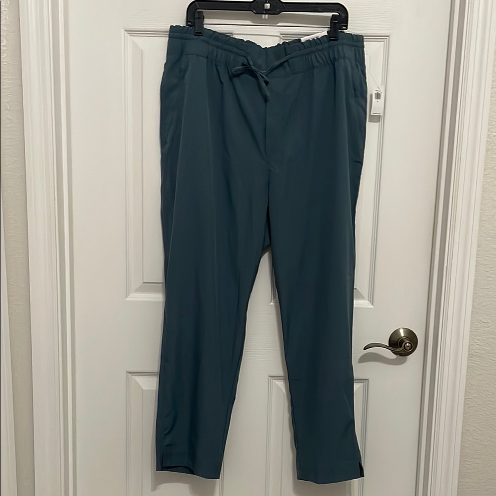 Old Navy women’s stretch tech tie waist pants